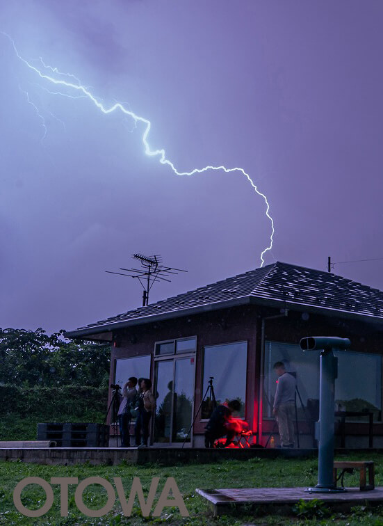 第19回 雷写真コンテスト受賞作品 佳作 -視線の後ろで-